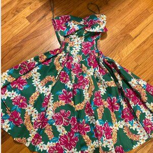 NWOT Alfred Shaheen for Unique Vintage Hibiscus Lei Print Swing Dress in M